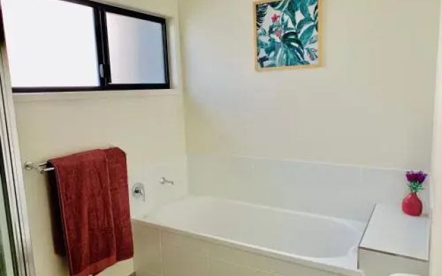 Daydreaming Airlie Beach, Water Views And Only 200M To Boardwalk.