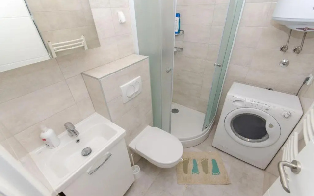 Spacious apartment Neven near center, with two AC units