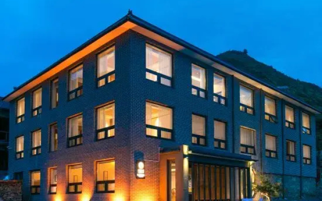 Lux Hotel · Yunju Hotel  in Mingzhai, Wutai Mountain