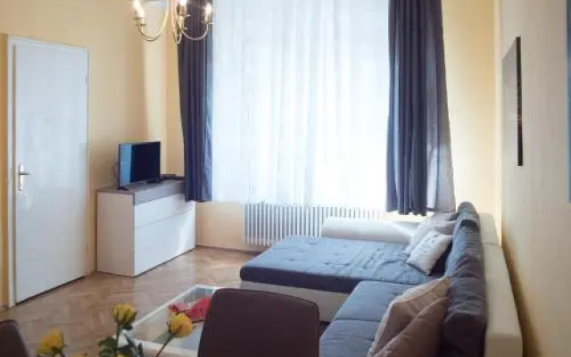 Rebecca Apartment next to Synagogue