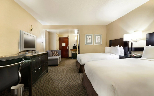 Отель Doubletree By Hilton New York Jfk Airport