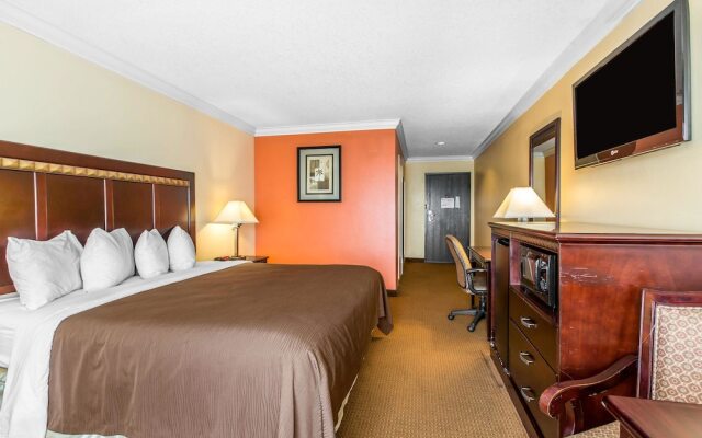Отель Quality Inn & Suites Bell Gardens Белл Гарденс комната для гостей