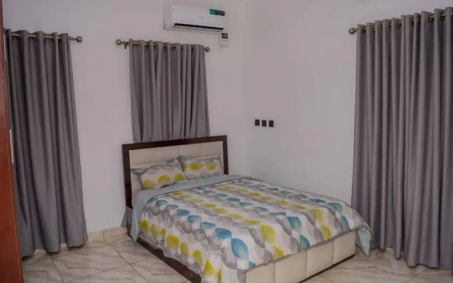 Bamgbose Apartments - Sleeps 2 - Parking - Balcony