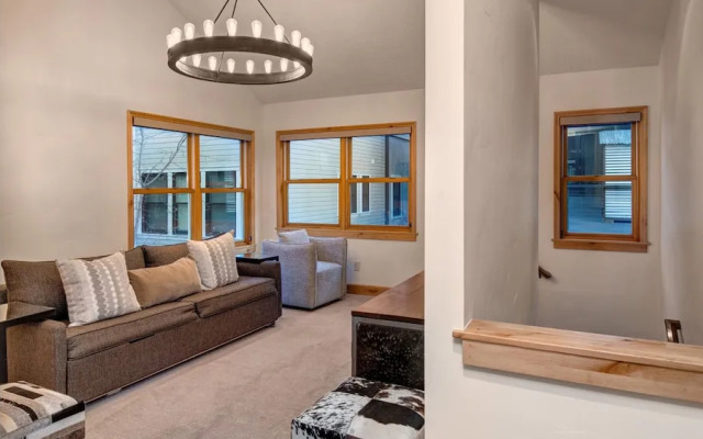 Town Lift Gem 4 Bedroom by RedAwning