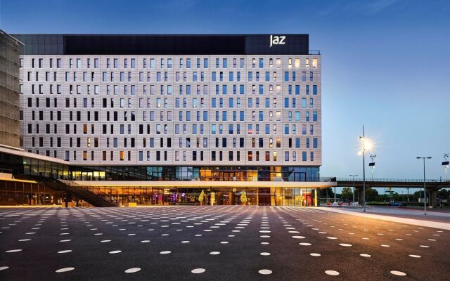 Отель Jaz Amsterdam Амстердам вид на фасад