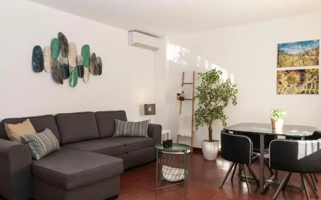 Stunning Olhos do Mar Apt, Albufeira