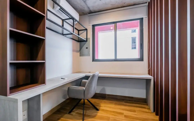 w Stunning 2BR w Great Deco in Centriqo