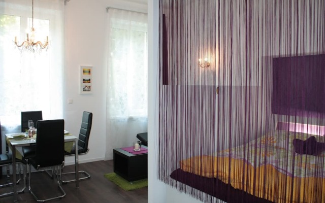 Апартаменты GoVienna Small Modern Apartment Вена комната для гостей