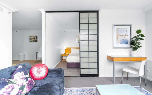 Bright Inner-city Stay Near Roma Street