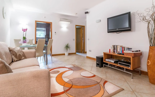 Luxurious Apartment in Lagos with Swimming Pool & Hot Tub