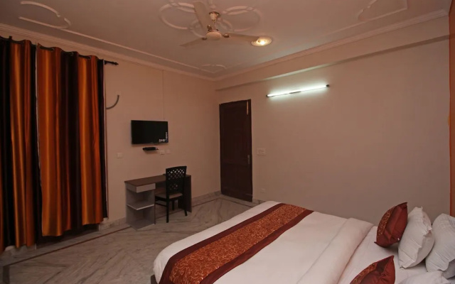 OYO 9075 Petals Inn