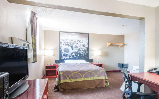 Super 8 by Wyndham Jamestown
