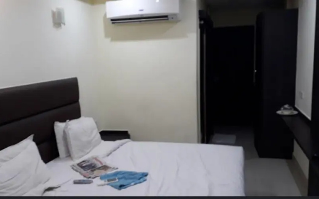 Fabhotel Ample Yard