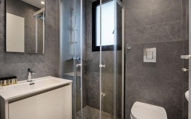 203 Piliou - City Views & Rooftop Pool Access