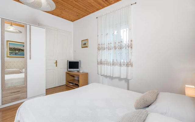 Beautiful Apartment in Omisalj With Wifi