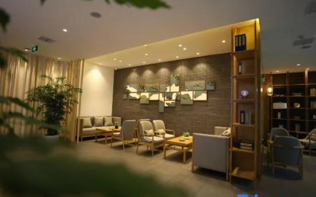 Xinyang Nanwan Lake Camellia Hotel