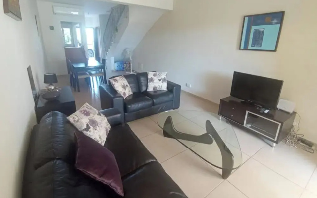 2 Bedroom House Sleeps 6 - Pool, Hot Tub, Garden