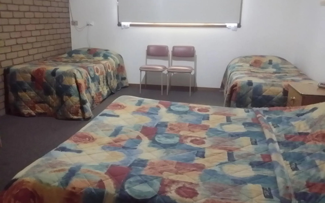 Tudor House Motel
