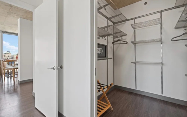 Loop City Views 2BR Apt Near Riverwalk