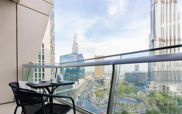 Chic Apt w Burj Khalifa Dancing Fountain View