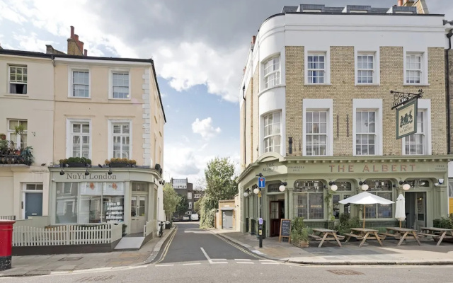 Spacious Lower Ground Studio in Primrose Hill