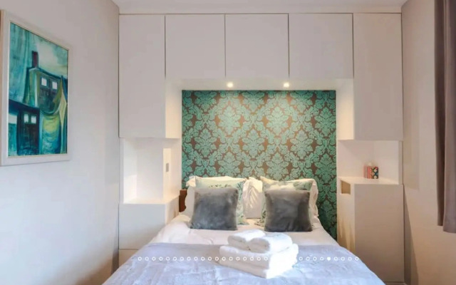 Neon Melody Playful 2 Bedrooms by London Bridge