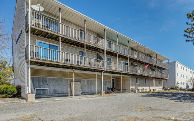 Bright & Airy Condo: Walk to Beach/boardwalk!