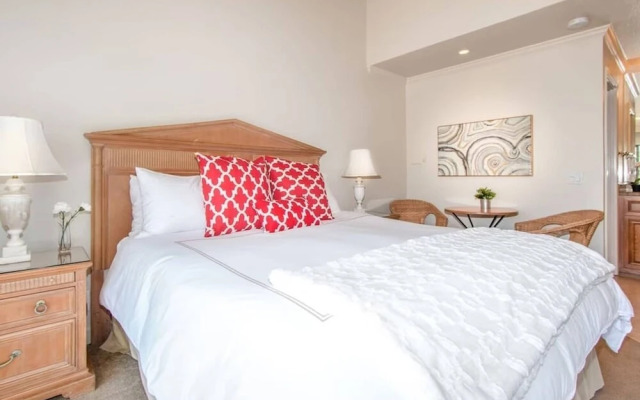 2BR Near Wineries Golf Course View Parking