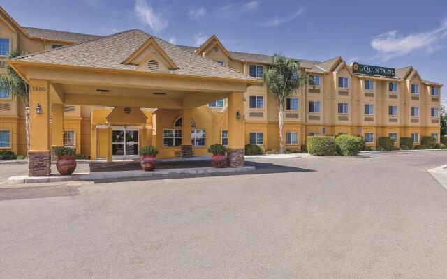 Отель La Quinta Inn & Suites Tulare вид на фасад