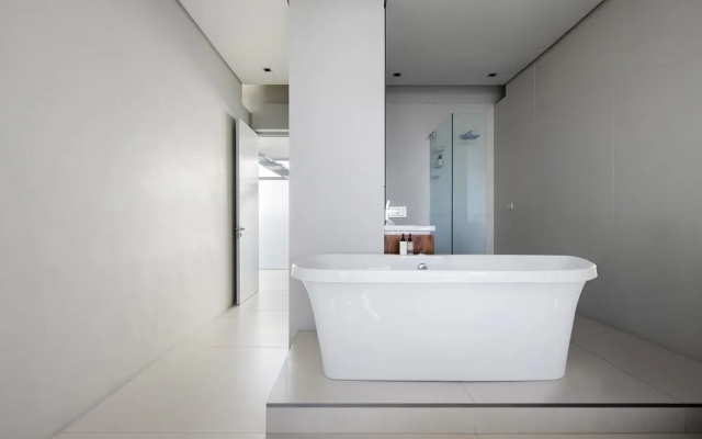 008 Bond Villa