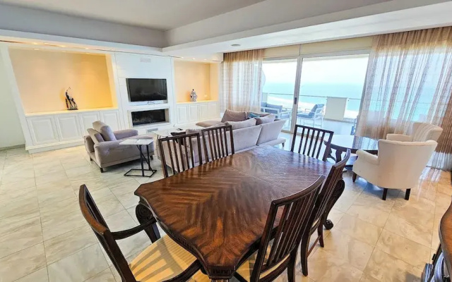 Beachfront Seaview Lux Penthouse