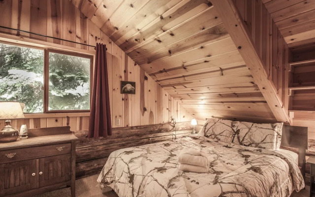 Whispering Winds Apartment 3 NW Comfy Cabins