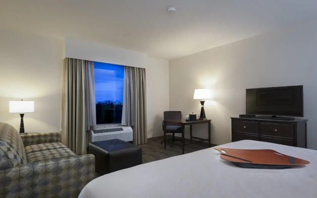 Hampton Inn & Suites by Hilton, Airdrie, AB, Canada