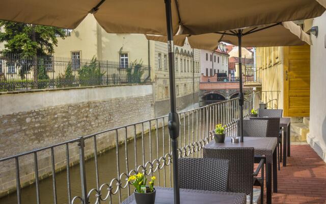 Hotel Kampa Garden вид на фасад