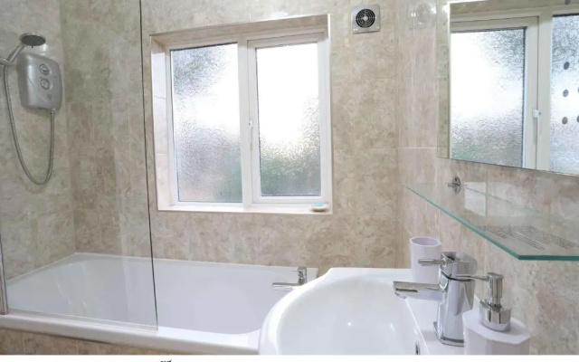 Solihull/NEC/Airport 3 BR Semi-detached House