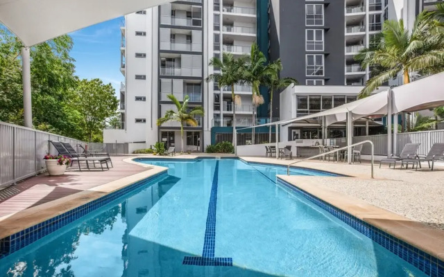 Lakeside Family Oasis With Pool, Gym and Balcony