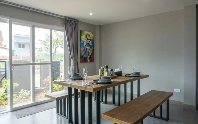 4BR Villa Ideal for Groups Families V262