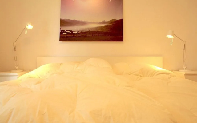 Spacious & Central - Rainbow B