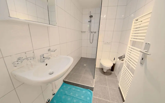 ZH Strawberry - Oerlikon Hitrental Apartment