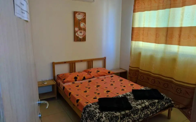 104 Excellent 2 bed apartment with pool view, AC & gym!