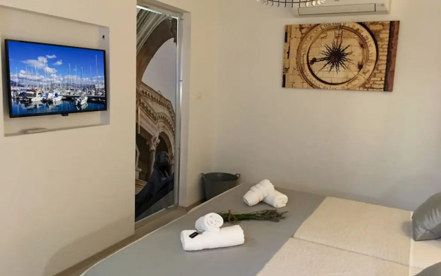 Central Split Rooms and apartment Paese