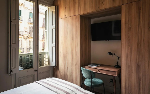 Lovely 6 BR Flat in L Eixample