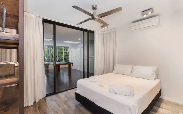 Luxury Pool Side Apartment in Beachfront Resort