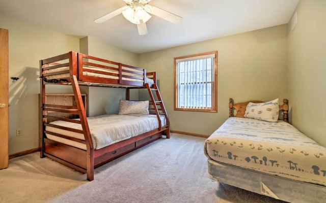 Hot Tub, Lake Access: Spacious Poconos Getaway!