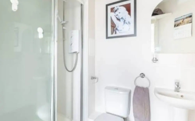 Modern 2 Bedroom Property in Stylish Complex