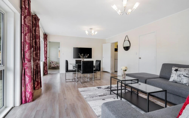 Ehome - 2 Bedroom Holiday Home on Wootton Road
