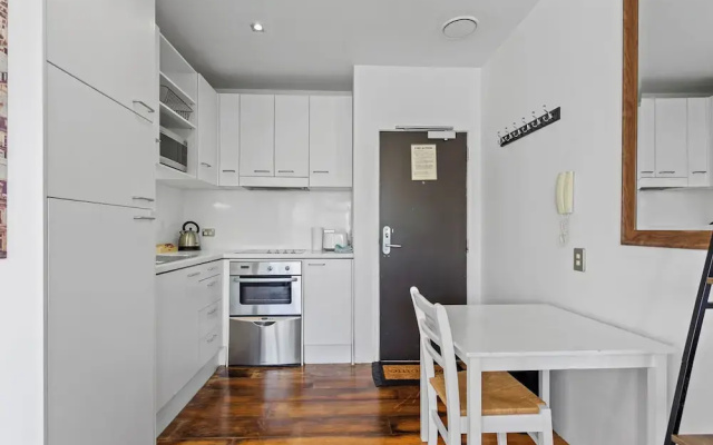 Central Charming 2-Bedroom - Pool & Gym!