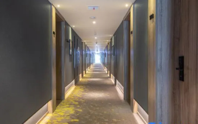 Atour Hotel Wuhan Guanggu Qingnianhui Jinrong Port