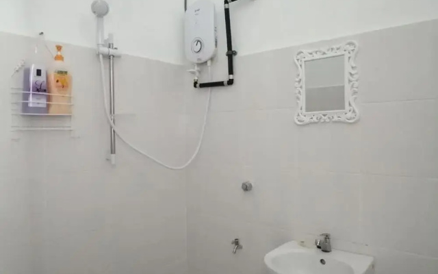 Beautiful Double Room With Ac in Kuching Center
