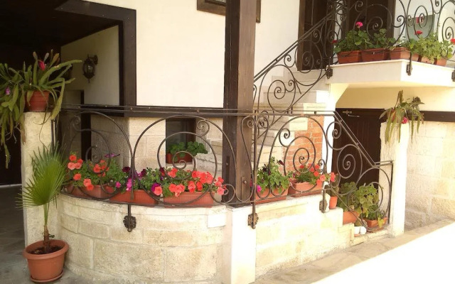 Guest House Black Lom